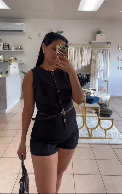Jumper Negro con Botones Dorados y Correa