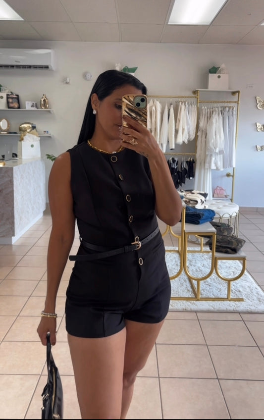 Jumper Negro con Botones Dorados y Correa